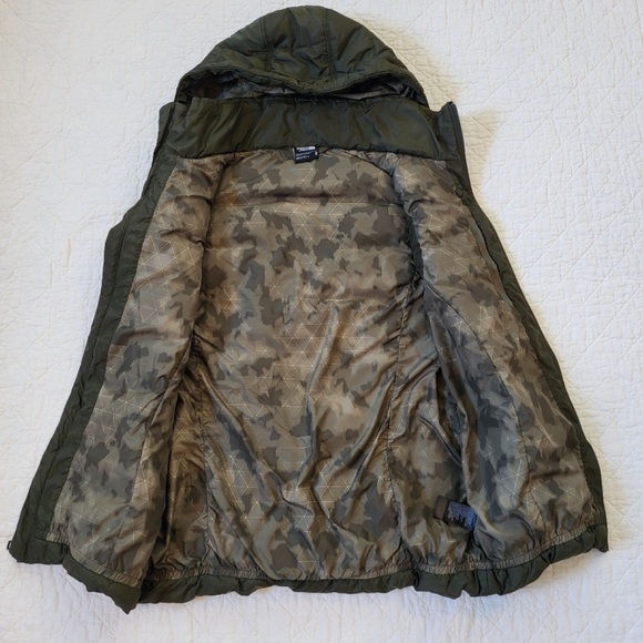 The North Face Green hooded Puffer Vest EUC! Size Medium fits like a Small - Picture 5 of 10